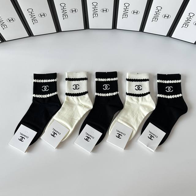 Comes with packaging DDD Chanel's new mid-length slouch socks! One box contains