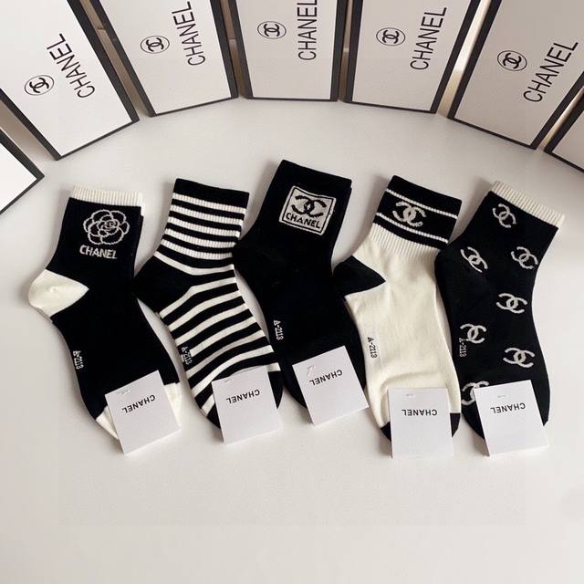 Comes with boutique packaging! Chanel's new mid-length slouch socks! Five pairs