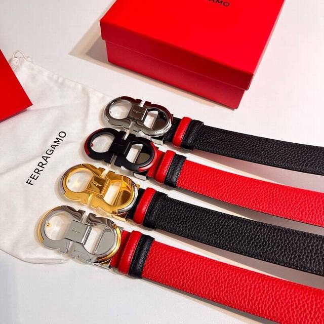 This Ferragamo belt interprets a classic style with a modern twist. Contrasting