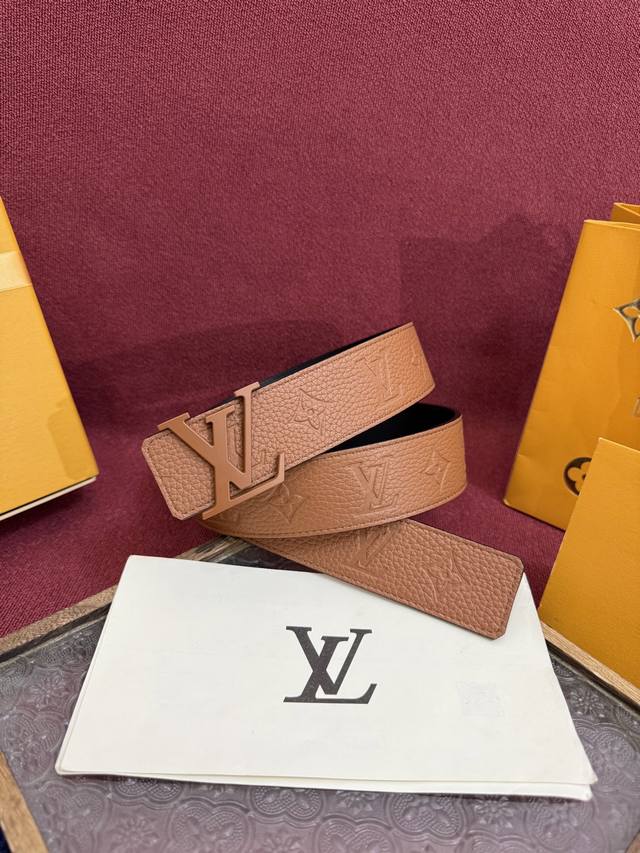 Lv Initiales Taurillon Monogram 40Mm Reversible Belt exudes confidence and under