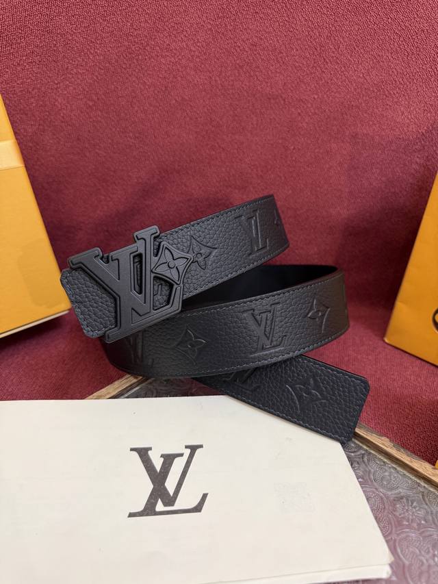 Lv Initiales Taurillon Monogram 40Mm Reversible Belt exudes confidence and under