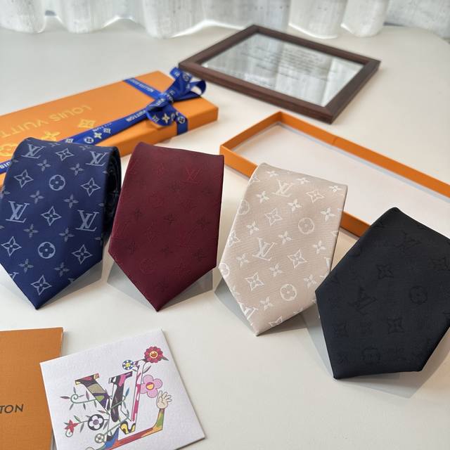 This tie features the same exquisite small logo jacquard pattern as those found