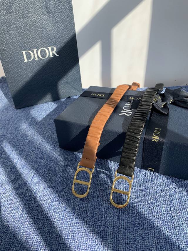 Width: 20 mm 0.8 inches 550115 DDD Buckle Dimensions: 4.3 x 2.6 cm 1.5 x 1 inch