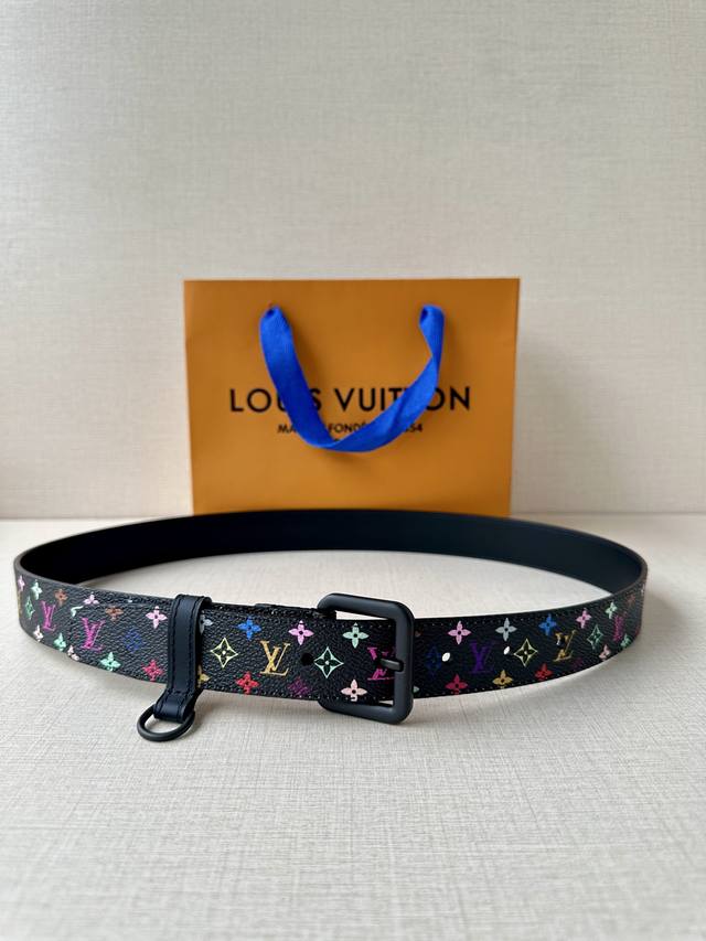 3.0cm wide L-shaped women's leather belt with brass buckle, made from select It