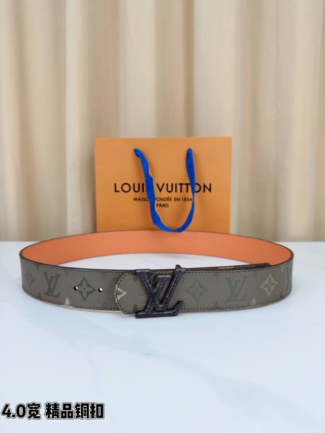 Lv 4.0Cm wide monogram leather belt with a classic brass buckle. The classic mon