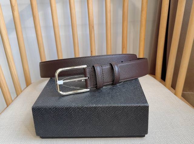 This latest Prada belt showcases contemporary style, adding a touch of minimali