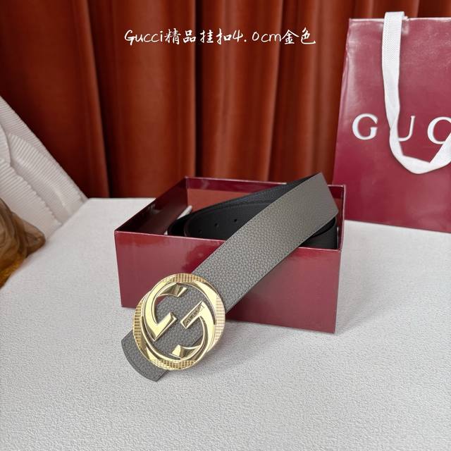 This Gucci belt is made of grey pebbled calfskin leather on one side and black