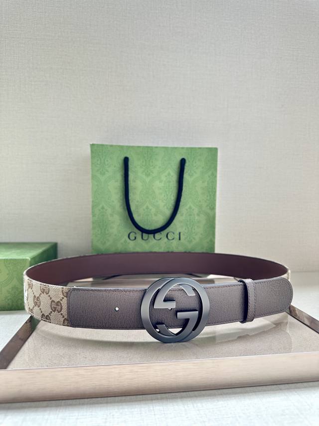 4.0 cm wide. This wide belt features the classic double G detail, reminiscent o