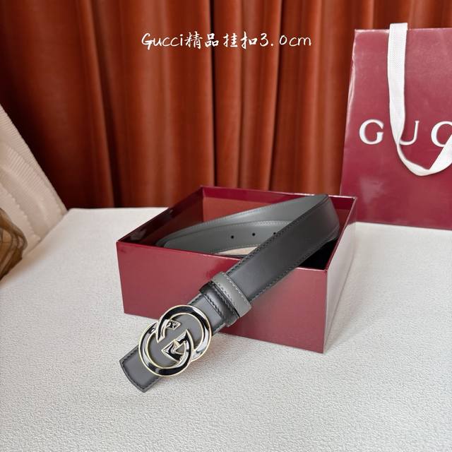 This Gucci 30mm belt features grey calfskin on one side and black calfskin on t