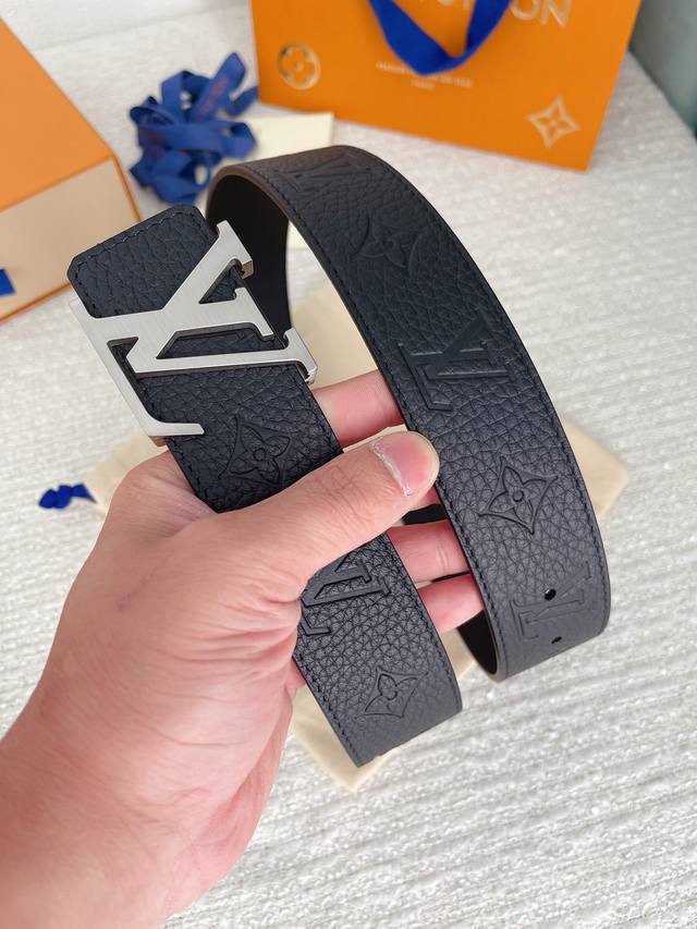 Comes with a full set of gift packaging. Made of double-sided imported calfskin