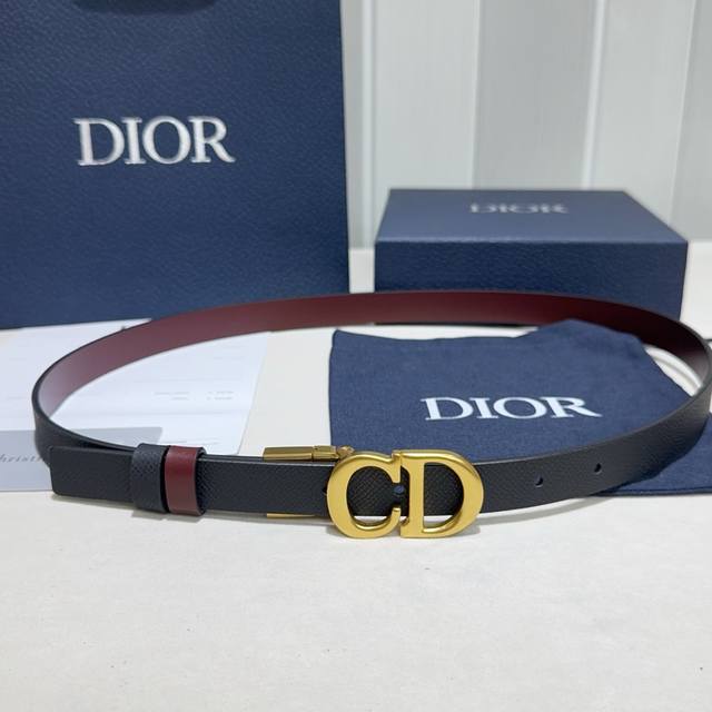 Christian Dior 30 Montaigne Reversible Belt. Made with hand-textured, flat-grai