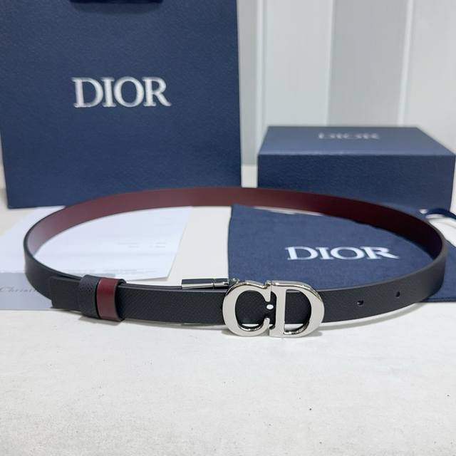 Christian Dior 30 Montaigne Reversible Belt. Made with palm-textured, flat-grai