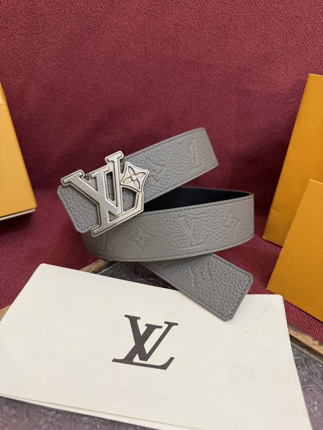 Lv Initiales Taurillon Monogram 40Mm Reversible Belt exudes confidence and under