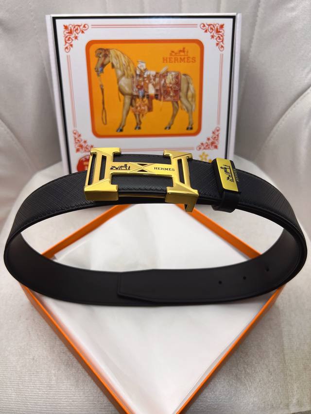 Hermes original single-grain cowhide cross-grain leather. Lined with top-grain c