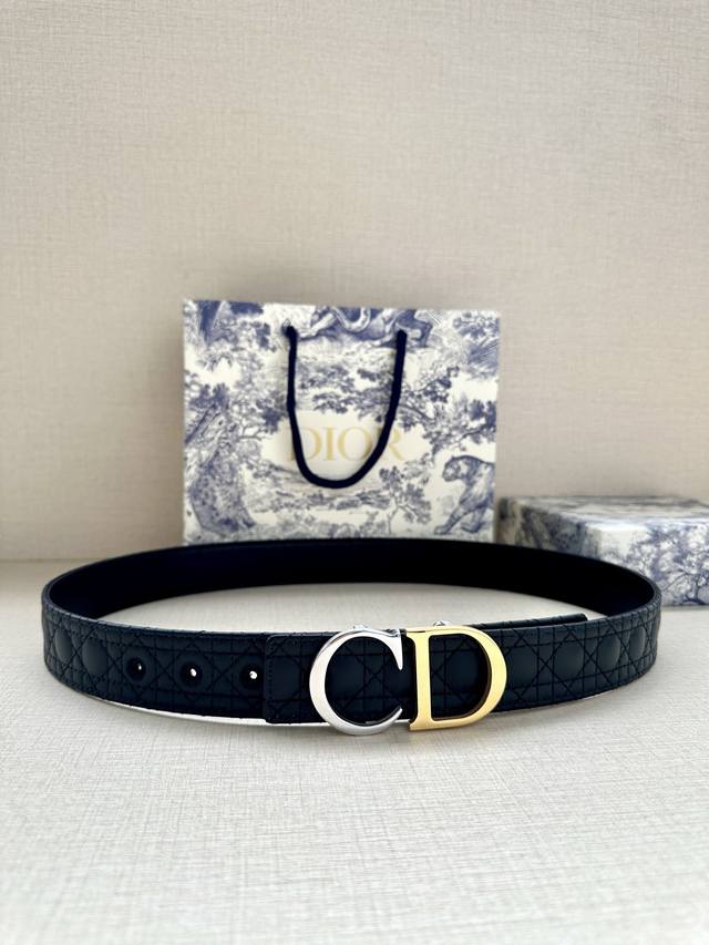 Width 3.5cm. This 35mm reversible belt combines elegance with modern style. One