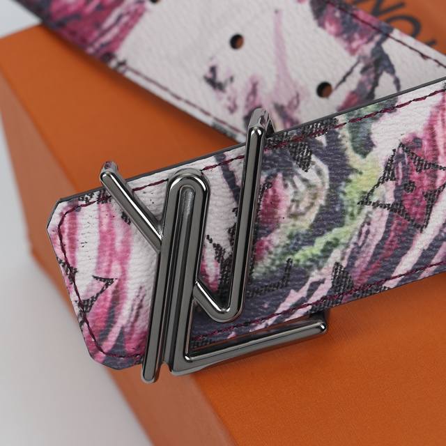 Original printed fabric, lined with top-grain calfskin, and featuring an origin