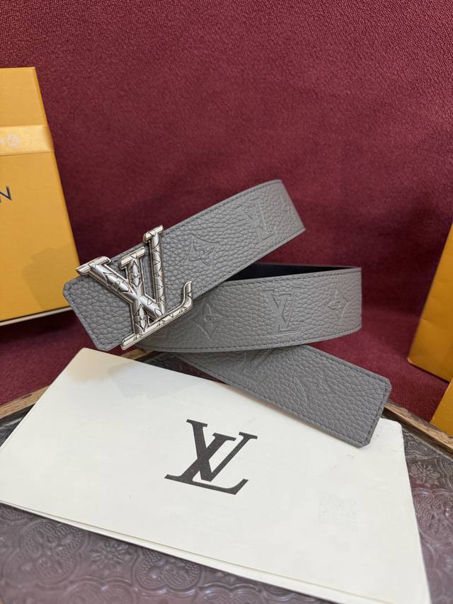 Lv Initiales Taurillon Monogram 40Mm Reversible Belt exudes confidence and under