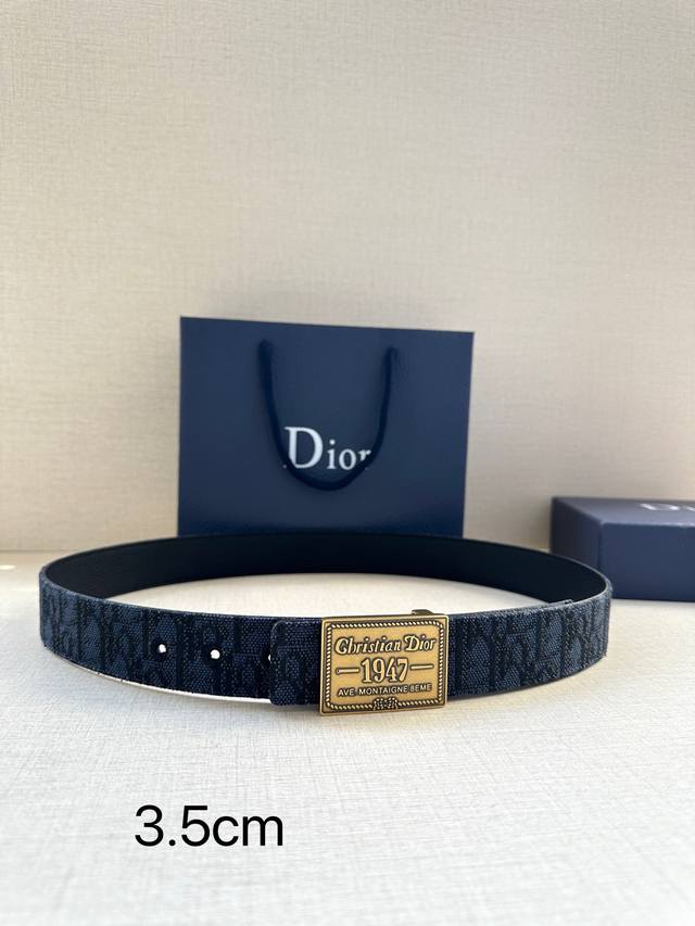 Width 3.5cm. This belt buckle is a new Dior item, continuing the classic design