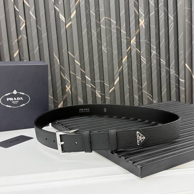 This Saffiano leather belt features a simple yet sophisticated design, adorned