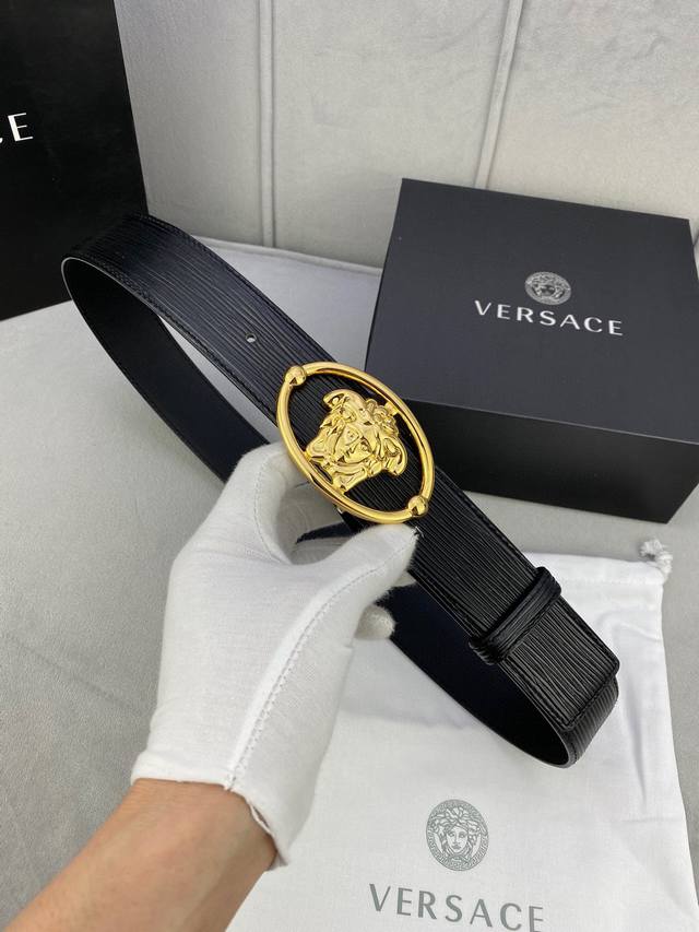Width 4.0cm. This Versace belt with a water ripple sand base features the iconi