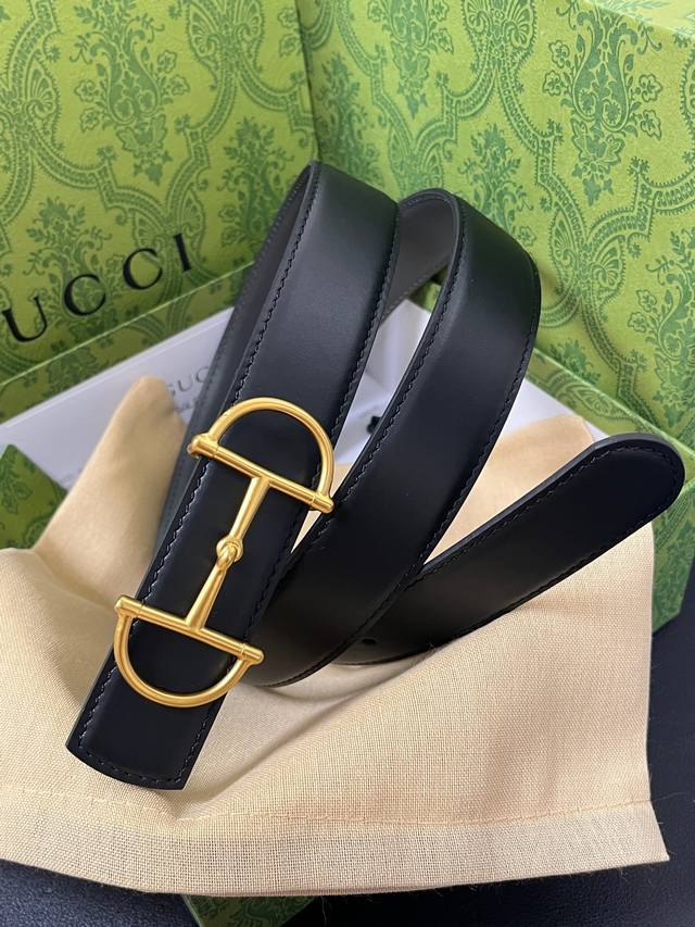 New for the season, this reversible belt features a detachable gold-tone horseb