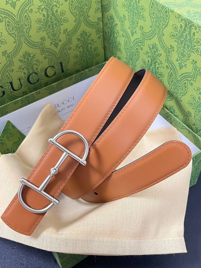 New for the season, this reversible belt features a detachable gold-tone horseb