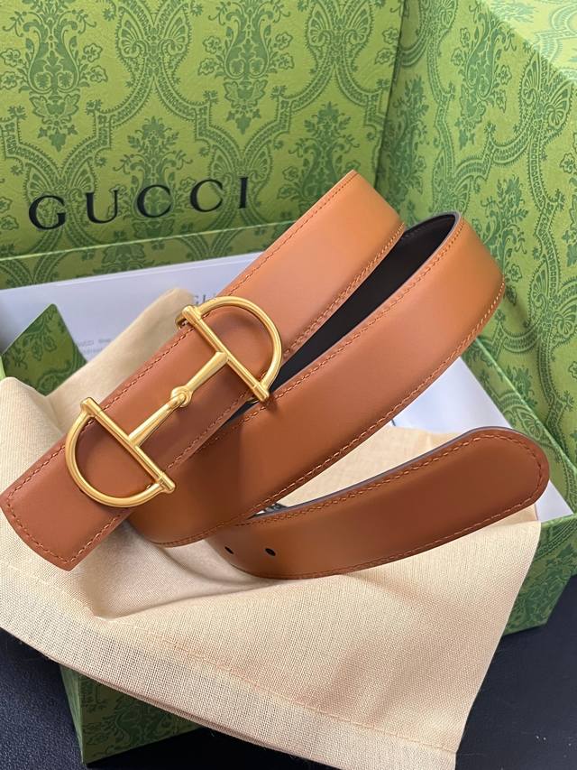 New for the season, this reversible belt features a detachable gold-tone horseb