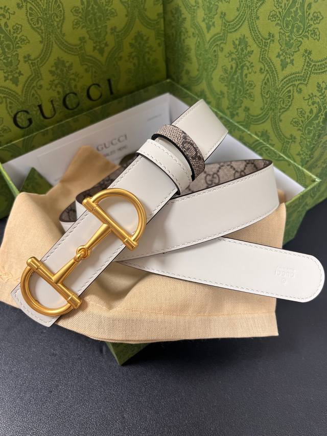 Gg Marmont collection introduces a reversible style, unveiling the new season's