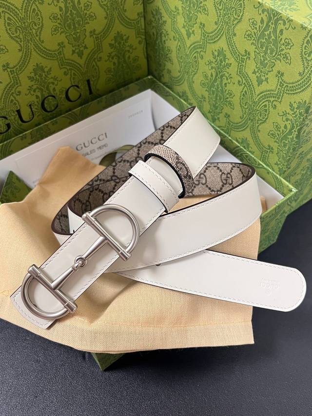 Gg Marmont collection introduces a reversible style, unveiling the new season's