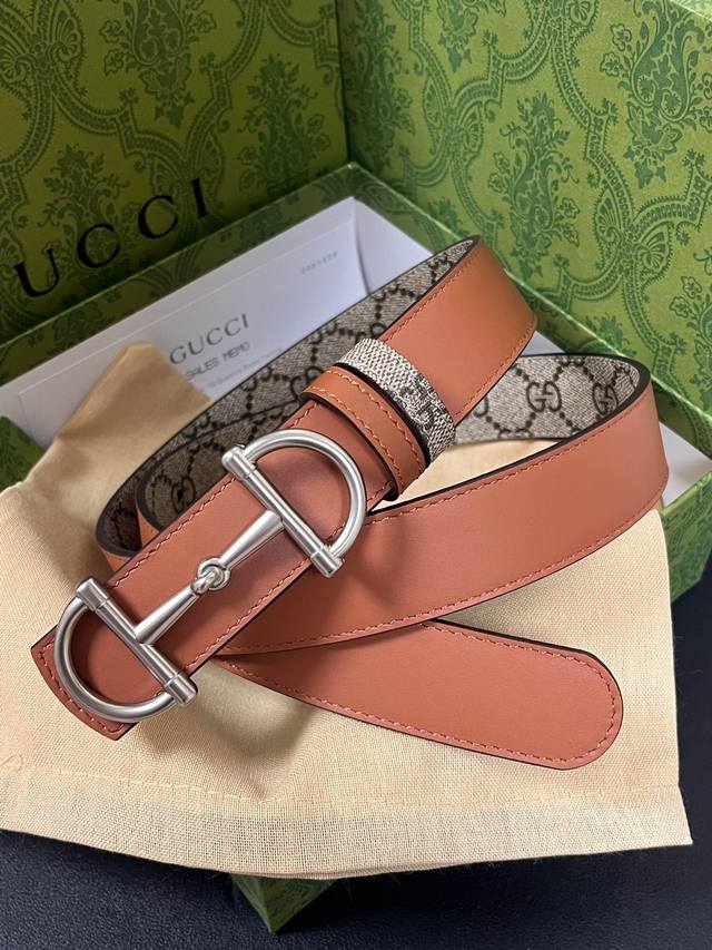 Gg Marmont collection introduces a reversible style, unveiling the new season's