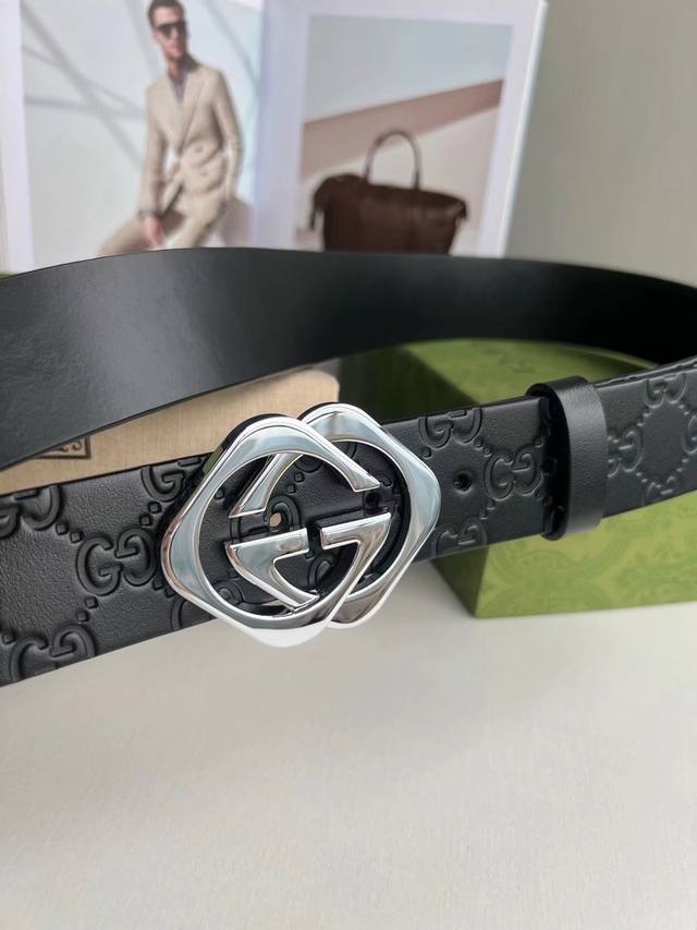 Fashionable Gucci Men's Double G Buckle Belt, crafted from Gucci Signature genu