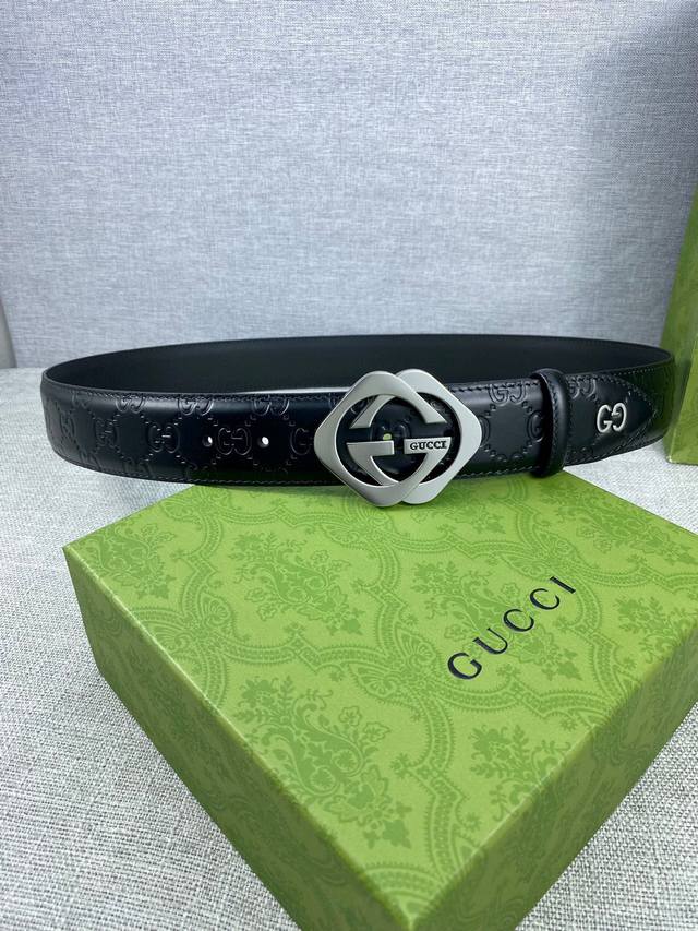 Width 4.0cm. Gucci interlocking double G buckle belt, crafted from Gucci Signat