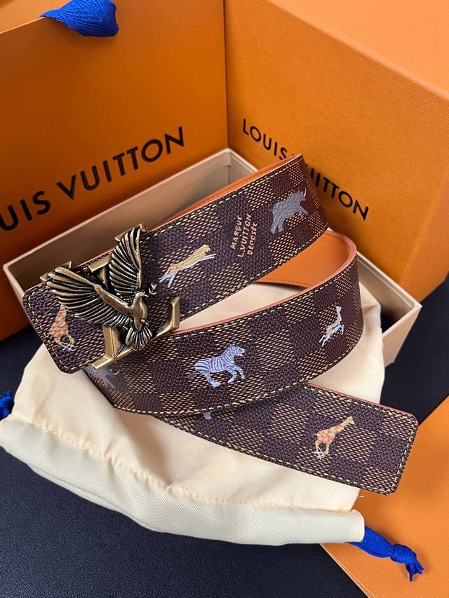Lv Initiales 40mm Reversible Belt, inspired by cinematic narratives, possesses a