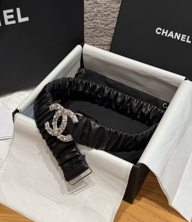 New Chanel Belt (DDD) This belt is made of lambskin leather, with metal and rhi