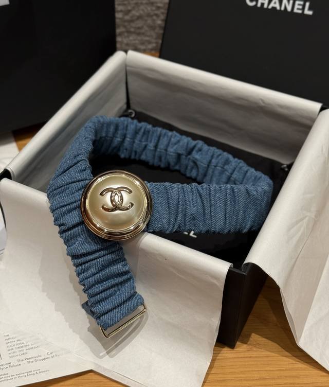 New Chanel Women's Belt DDD This belt features lambskin leather, metal and prec