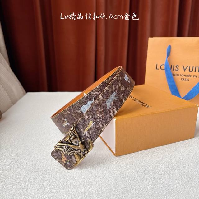 This Lv Initiales 40mm reversible belt is inspired by cinematic narratives, exu