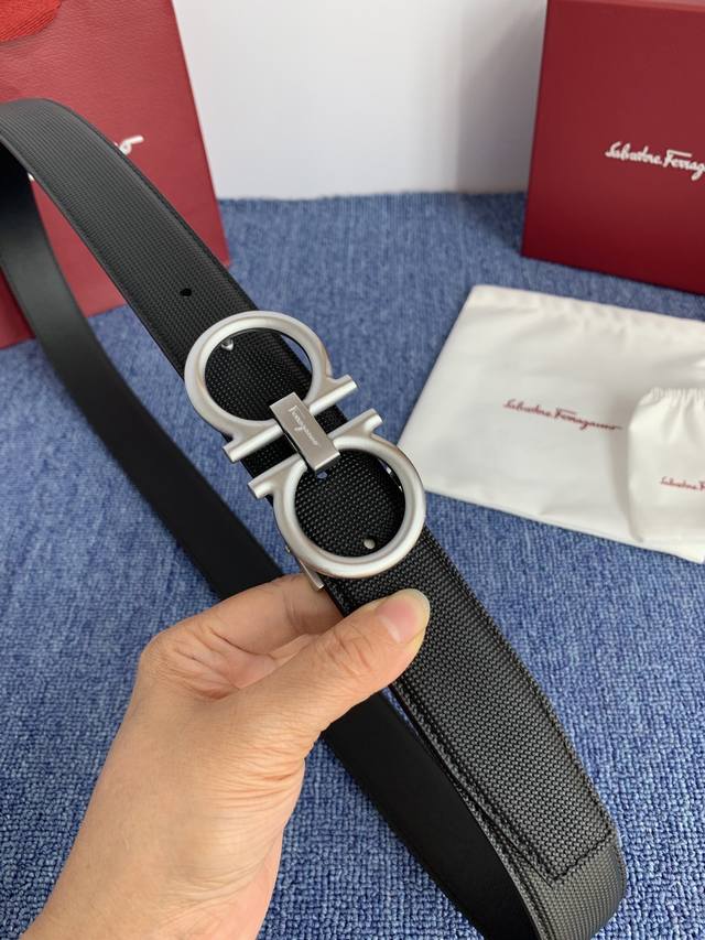 550100 Ferragamo Men's Imported Calfskin Leather, with a delicate and soft feel.