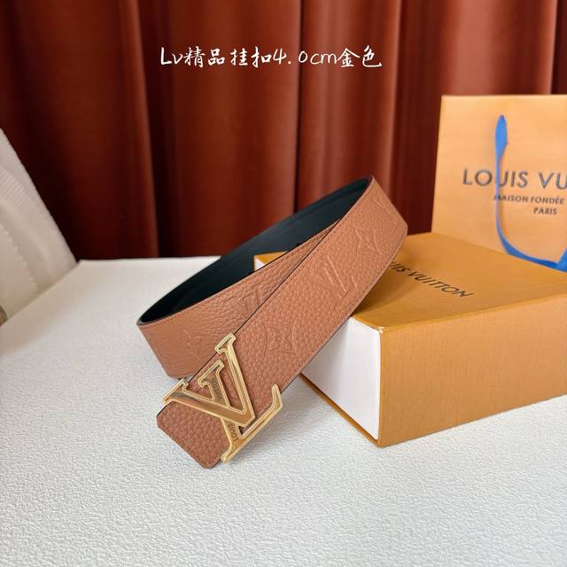 Louis Vuitton : Classic original quality, pebbled textured surface paired with o