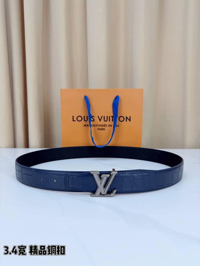 3.4cm wide LV leather belt, made from select top-grain cowhide, with a delicate
