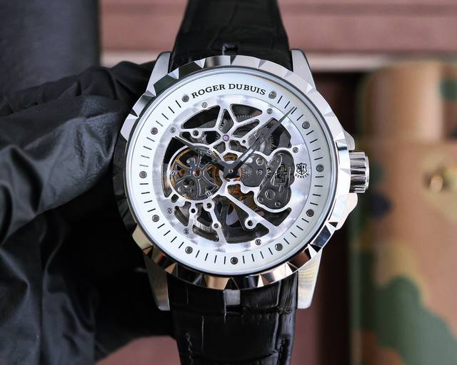 罗杰 杜彼 Roger Dubuis 豪爵 Excalibur 王者系列 自动上链机芯，表壳：46毫米 , Sapphire Crystal Carbon 钛合