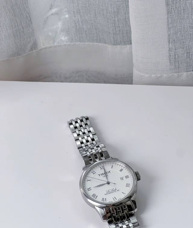 天梭力洛克这是老公众多手表里他戴得最勤快的 DDD 不管是出门还是上班或者参加活动 DDD 被他情有独钟 DDD 颜值也还可以 DDD 能匹配不同的穿搭 DDD