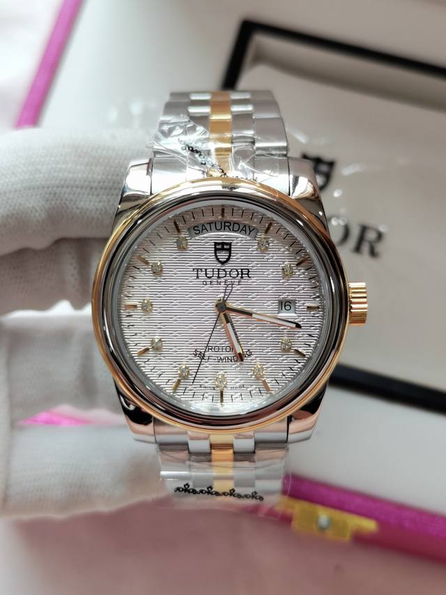 西铁城机芯同步上线 DDD Tudor独特高雅视角完美重现，经典耐看，每一细节设计都独具匠心。复古时尚中散发优雅气质正是帝舵表的迷人魅力！以“卓越于心精致以形”