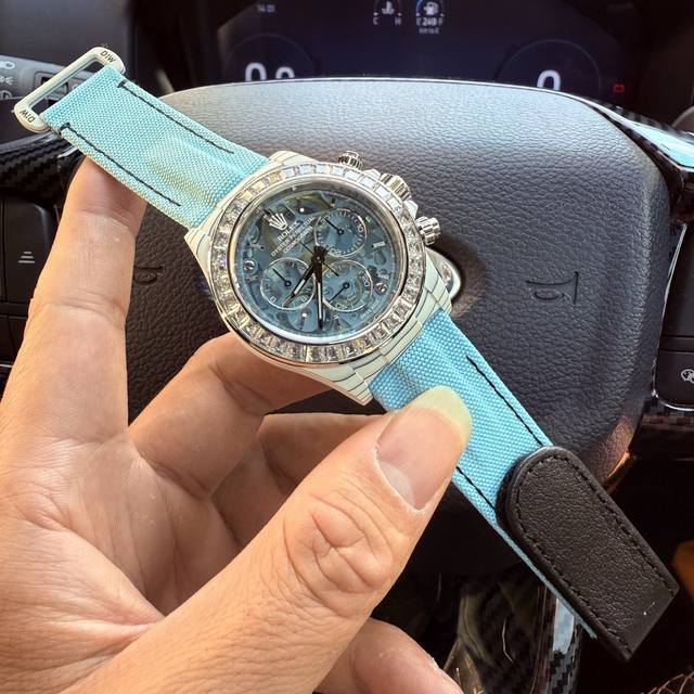Tw Factory Rolex宇宙计时迪通拿系列之碳纤维定制版，腕表不仅佩戴轻便，外表坚硬。且每一只腕表都拥有独一无二的碳纤花纹材质。 表壳 腕表尺寸40X1
