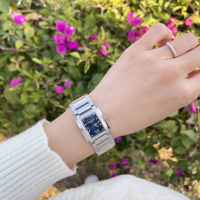 实拍 百达翡丽的Twenty Four系列，深得现代高雅时尚且充满活力的女性青睐。这款腕表是如此的迷人，适合所有场合佩戴，热情玫瑰金或充满贵族气质的白金，展现求