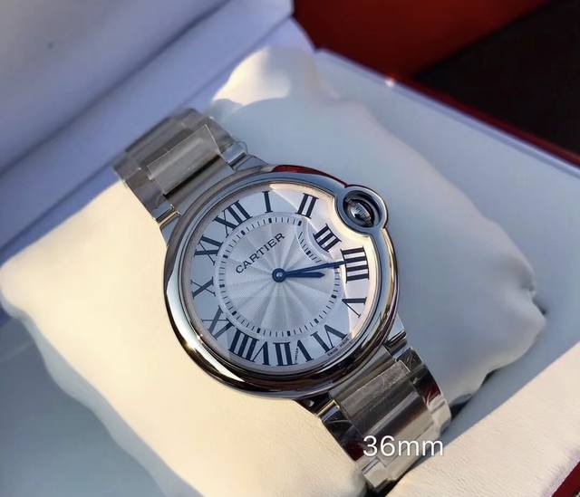 蓝气球系列腕表值得入手吗？ DDD 全可以承载岁月的经典之作，永不过时！分别为28-33-36Mm，机芯为石英机芯。世界顶级的珠宝与腕表品牌卡地亚Cardier