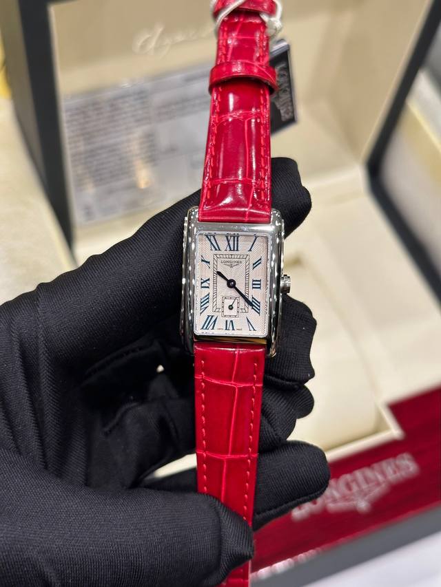 独家实拍图浪琴优雅系列 DDD 鳄鱼皮 瑞士石英到货！浪琴表黛绰维纳20.80 X 32 Mm 石英女士腕表！瑞士石英，蓝宝石玻璃，鳄鱼皮表带，浪琴排名皇后级别