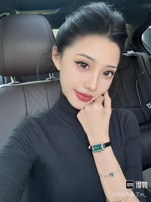 火热全网的爆款方糖小绿表 DDD Lolarose专注女性腕表的设计，致力于宝石与腕表的结合，旗下每一款手表的设计灵感都源自于宝石。这款小绿表就是源自于孔雀石，