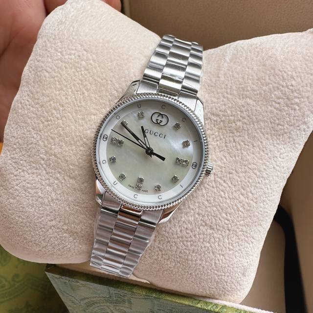 新款首发 原厂正品，探索2025早春古驰G-Timeless 石英系列。表径29Mm，表盘缀饰低调内敛的互扣式双G和Gucci字母标识，诠释时尚型格。不绣钢间电