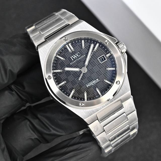 Iwc万国工程师系列腕表，没有任何特殊功能，仅三针和日期显示，毫不遮掩、淋漓尽致地展现工程师系列的奢华运动气息 DDD 机芯 Bls出品仍然秉承高性价比，低廉实