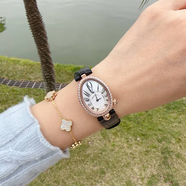 升级版玻璃刮不花 DDD 宝玑那不勒斯皇后 惊艳登场，高贵典雅，尽显女王风范！腕表尺寸36.5X28.5，鹅卵形表壳高雅大气，表壳外缘饰有钱币纹。表圈和表壳周围